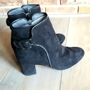 White Mountain Womens black suede boots heeled sz 7
